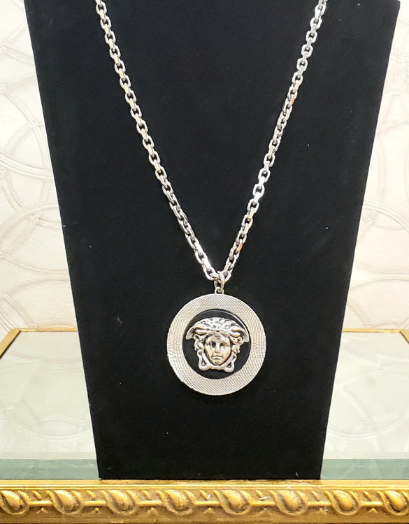 Spring 2011 L# 21 NEW VERSACE SILVER TONE METAL MEDUSA NECKLACE